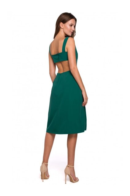 Vyzývavé šaty s polovične odhaleným chrbtom