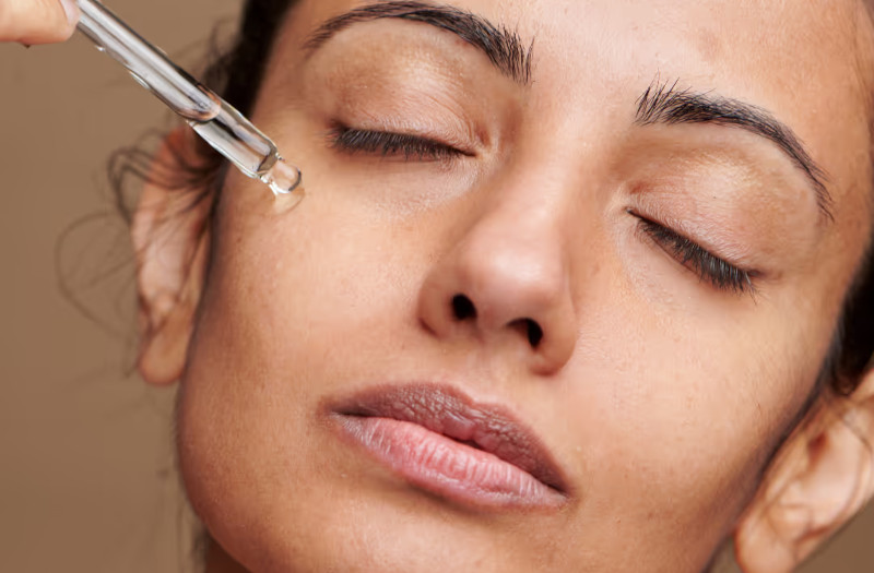 Bakuchiol? Vitamín C? Tu je návod, ako ich zaradiť do rutiny