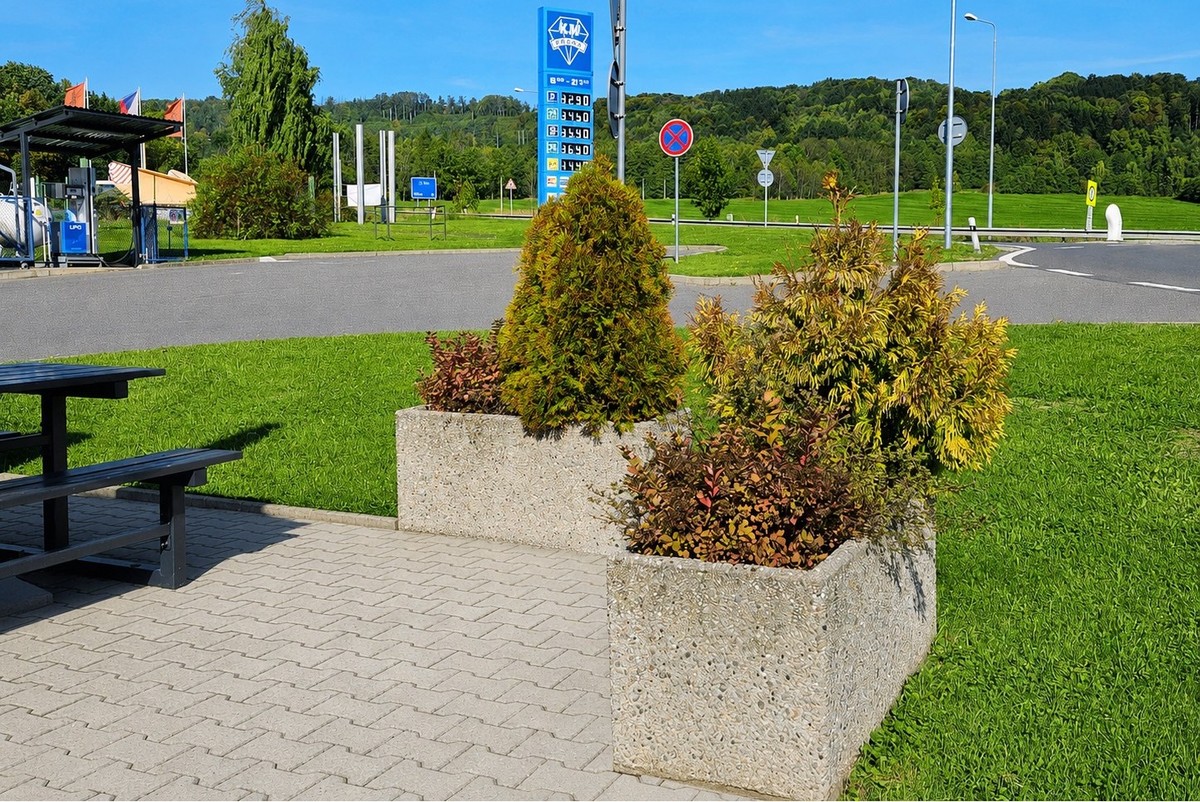 Betonové květináče jako součást městského mobiliáře