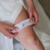 tylovy svatebni podvazek bily neco modreho