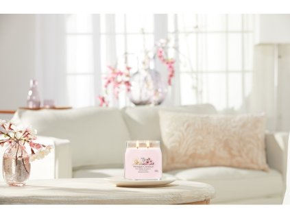 YANKEE CANDLE PINK CHERRY & VANILLA SIGNATURE STŘEDNÍ
