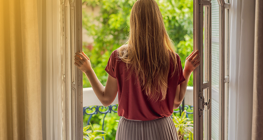 Richtig lüften in der Pollensaison – und welche Produkte dabei helfen können
