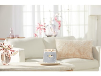YANKEE CANDLE SMOKED VANILLA & CASHMERE SIGNATURE STREDNÁ