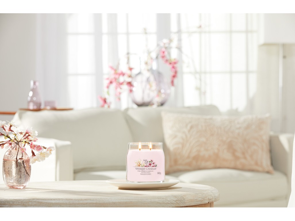 YANKEE CANDLE PINK CHERRY & VANILLA SIGNATURE STREDNÁ
