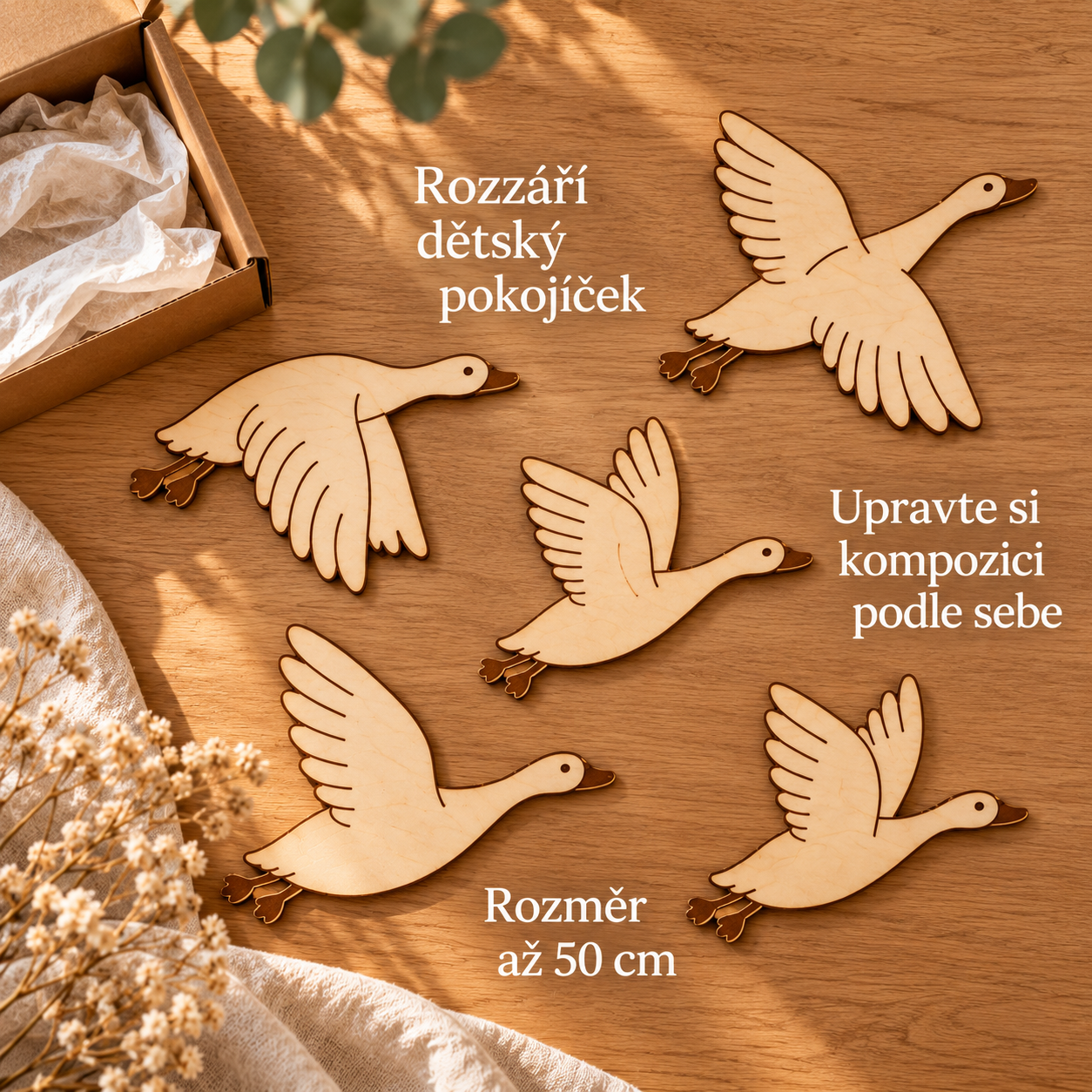 Detail hnědého gravírování křídla na březové překližce
