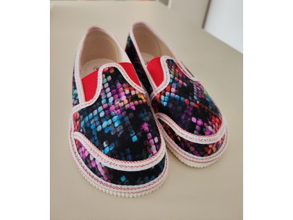 MANÍK papuče M123  dievčenské našuchovacie zatvorené farba 102 č.29