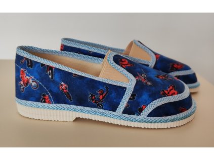 MANÍK papuče M123  chlapčenské našuchovacie zatvorené  farba 101 č.28