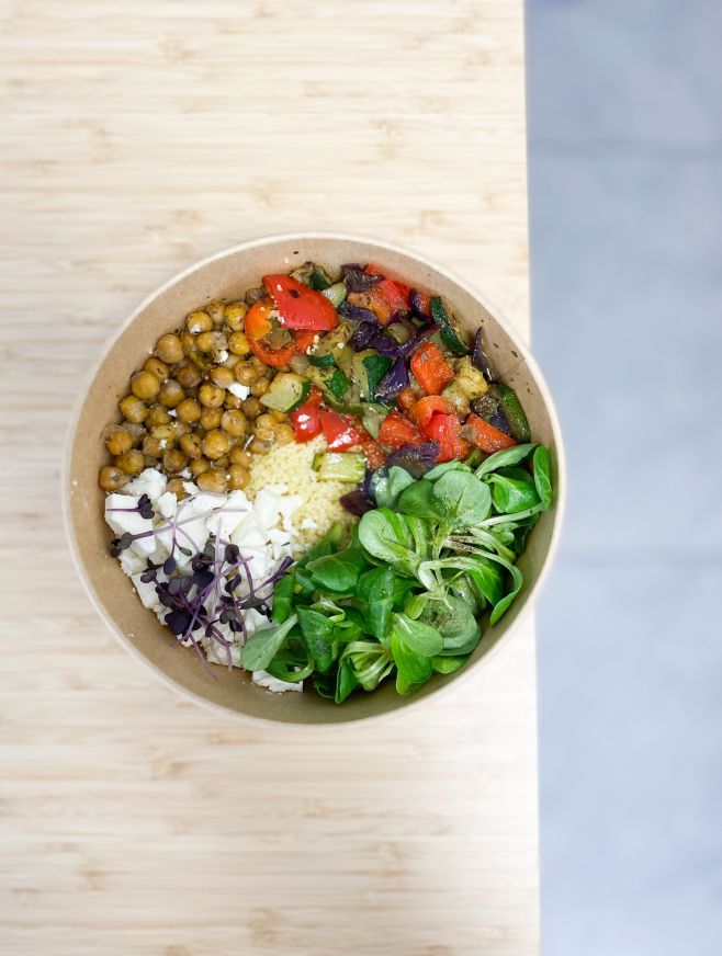 Tento týden u nás najdete svěží kuskus bowl s grilovanou zeleninou, cizrnou a fetou, doplněnou o jemný česnekový jogurtový...