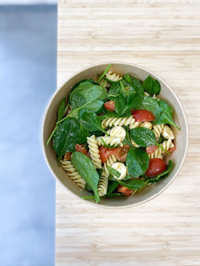 Salát tohoto týdne 🍴 Těstovinový Caprese – jednoduchý, svěží a přesně tak dobrý, jak zní ✨ Rajčata, mozzarella… italská...