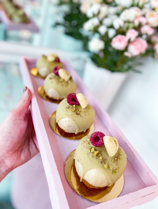 Love at first scoop ❤️🍨 Valentýnská zmrzka srdíčka už najdete u nás ve vitrínách nebo si je objednejte online na...