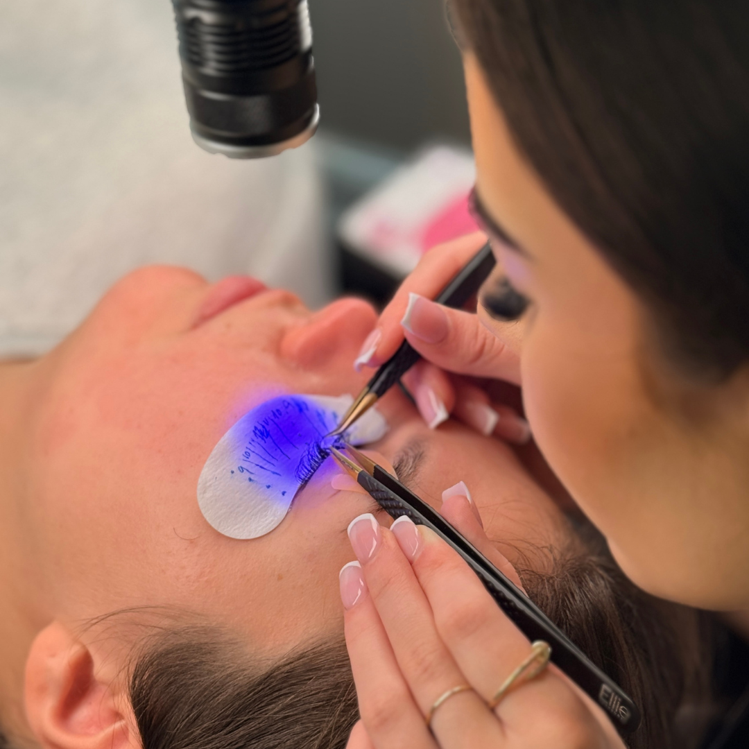 UV Lepidlo na Řasy: Je to Revoluce Nebo Jen Další Trend?