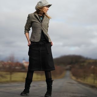 Áčková sukně černá s výšivkou Lněná sukně áčkového střihu v černé barvě zdobená výšivkou. Vhodná pro celoroční nošení....