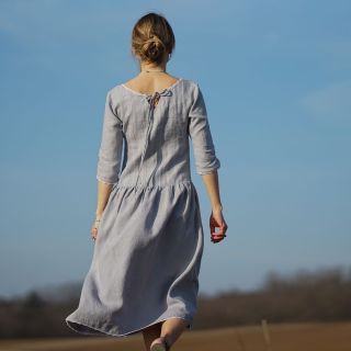 Babí léto - šedé s krajkou Romantické lněné šaty v rustikálním stylu ve světle šedé barvě zdobené jemnou výšivkou a...