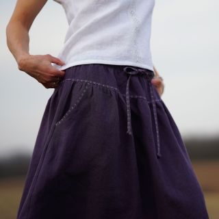 Z jiných časů fialová - lněná sukně Lněná sukně ve fialové barvě s nařaseným sedlem, zdobená jemnou, decentní strojovou...