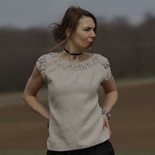 Lněná halenka režná s řasením Romantická lněná halenka s efektním řasením v režné barvě. Halenka má krátké řasené rukávy....