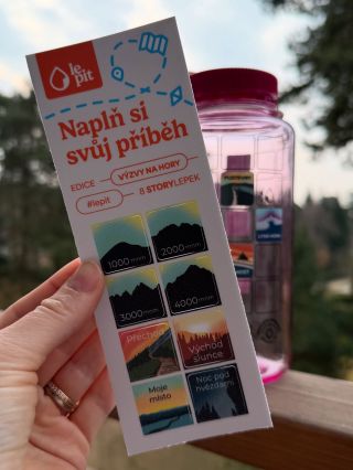 Eshop už zase frčí a najdete tam pár posledních kusů mini sady VÝZVY NA HORY 🩷✨ #storylepky #samolepkynalahev #kresleni...