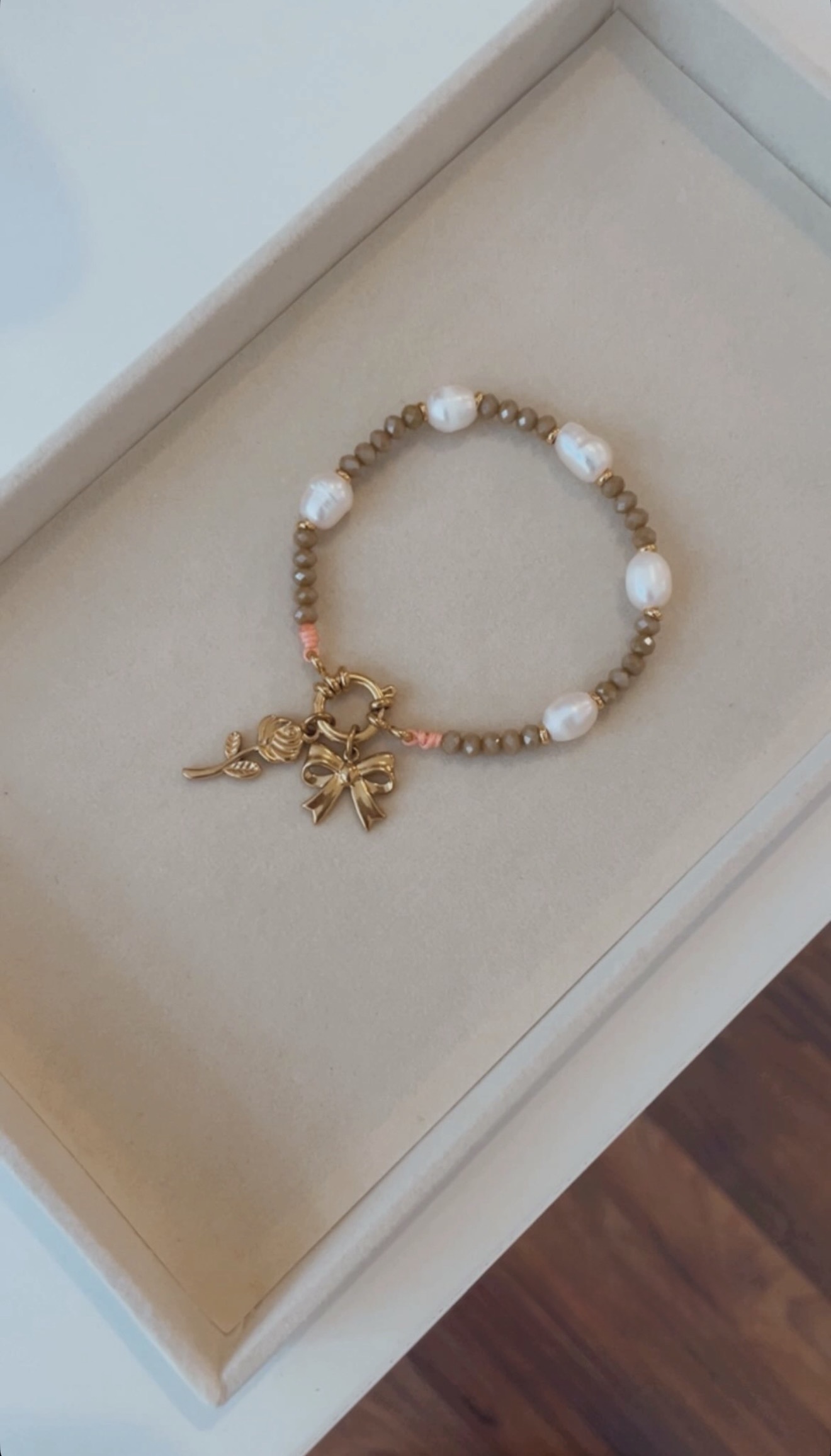 Náramek s perličkami a korálky