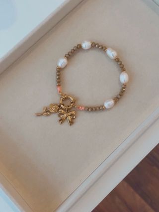 PERLY KOMBINOVANÉ S KORÁLKY jsou a budou velkým letošním trendem.✨ My konkrétně používáme skleněné korálky navlečené na...