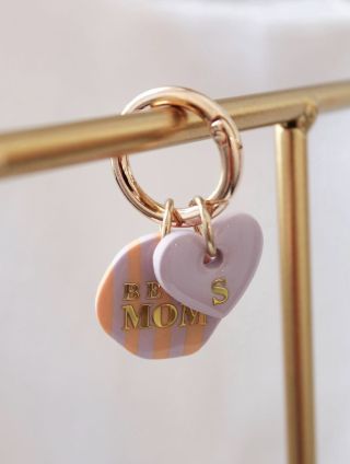 Darujte své mamince s naším přívěskem kousek sebe a vašeho společného pouta. 💜 Objednávky personalizovaných šperků a...