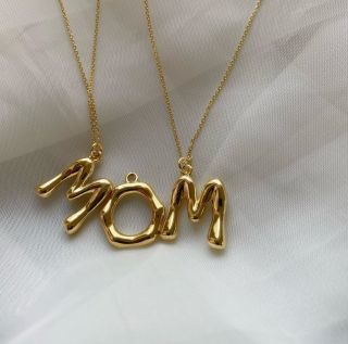 Přesně za měsíc tu máme DEN MATEK 💐 Darujte té své něco opravdu osobního - náhrdelník s písmenkem, který bude nosit každý...