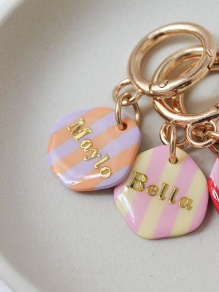 💖 Naše novinka mezi doplňky je na e-shopu. 💖 Personalizované přívěsky máme aktuálně ve třech barevných designech. 🎨 Jsou...