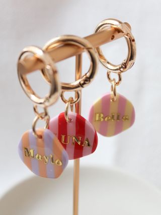 ✨ NOVINKA mezi našimi doplňky ✨ S radostí vám představujeme naše ručně vyráběné personalizované přívěsky na klíče –...