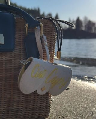 Chystáte se k moři? 🌊 Tento výjimečný doplněk podtrhne váš styl a zároveň zajistí, že své brýle budete mít vždy po ruce —...