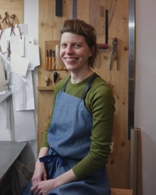 Za značkou L/U leather utilities stojí Lucie. Ve své dílně v srdci Prahy navrhuje a vytváří kožené doplňky z třísločiněné...