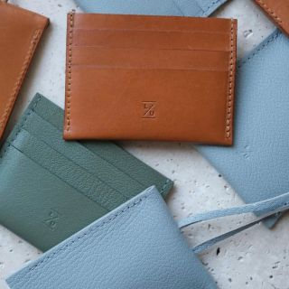 Malá pouzdra pro každodenní nezbytnosti. Navržená, aby obstála v čase. Aby nechala vyniknout patinu. #lu #leatherutilities...