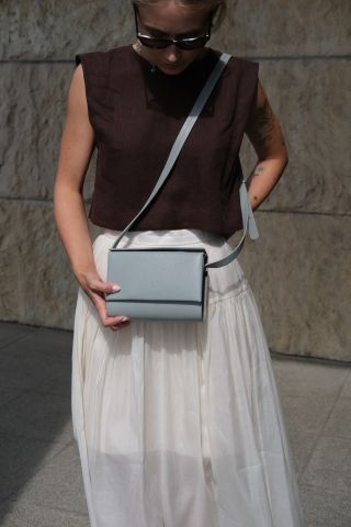 THE EVERYDAY BAG, REFINED Jednoduchý tvar, dobře zpracované detaily a useň, která se používáním proměňuje. #lu...