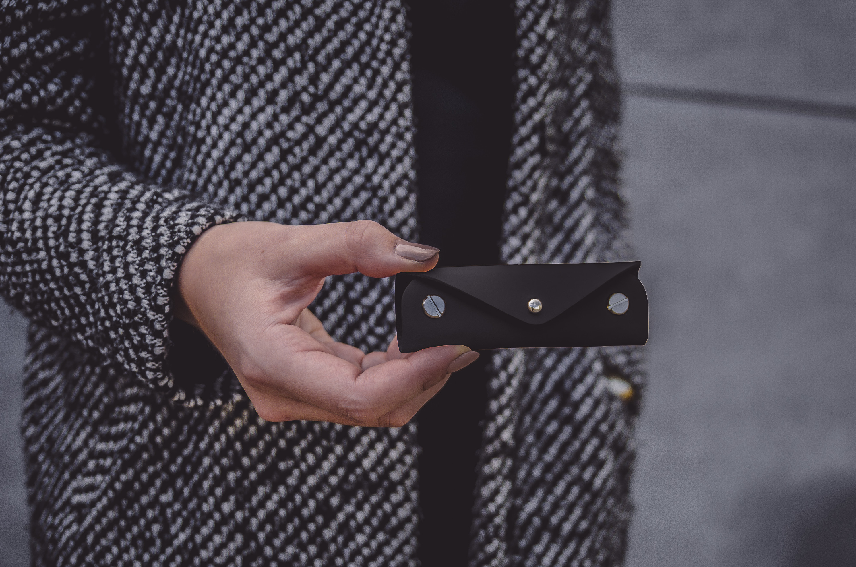 Kožená klíčenka Letter odstín: Night