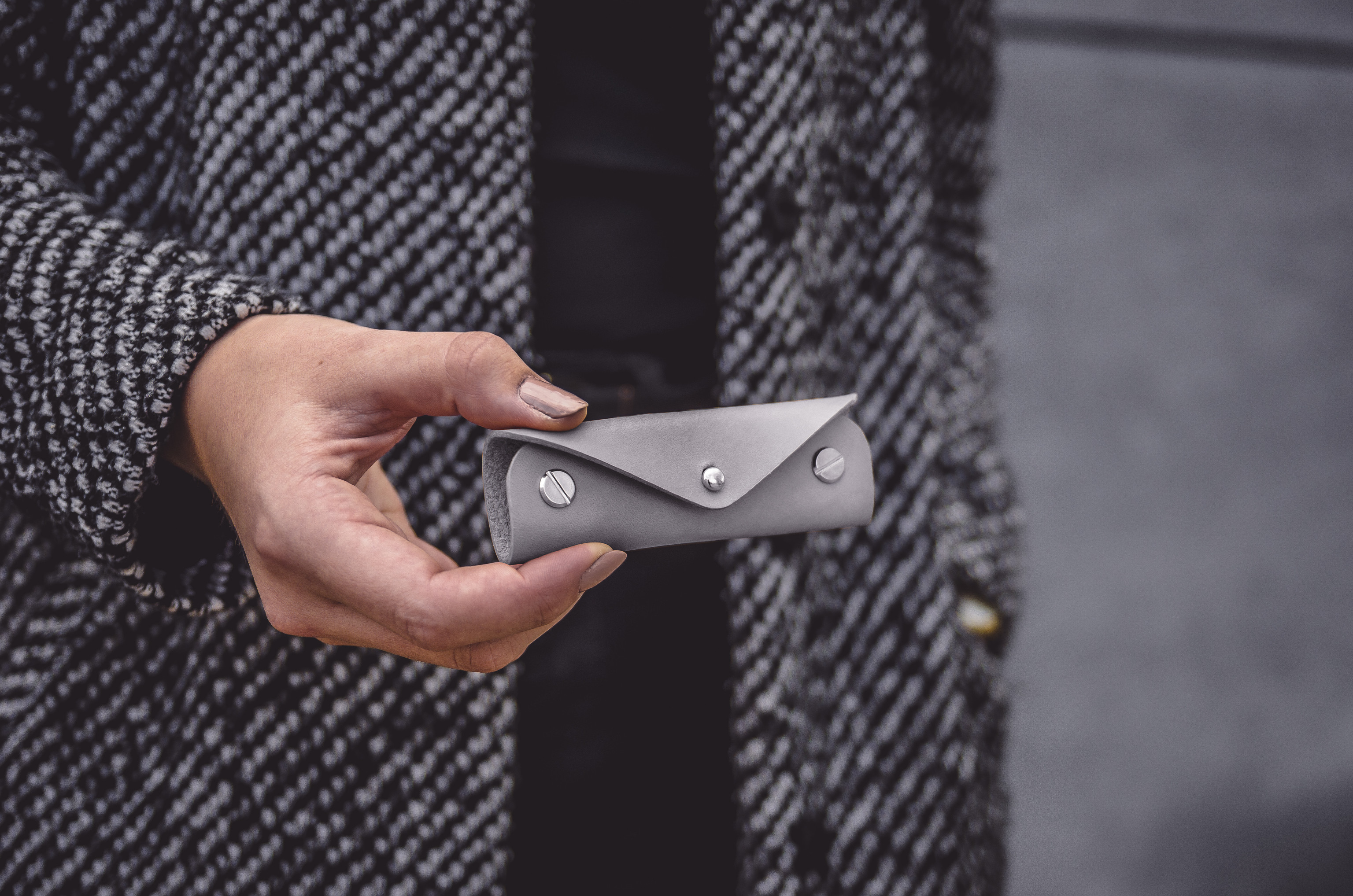 Kožená klíčenka Letter odstín: Stone