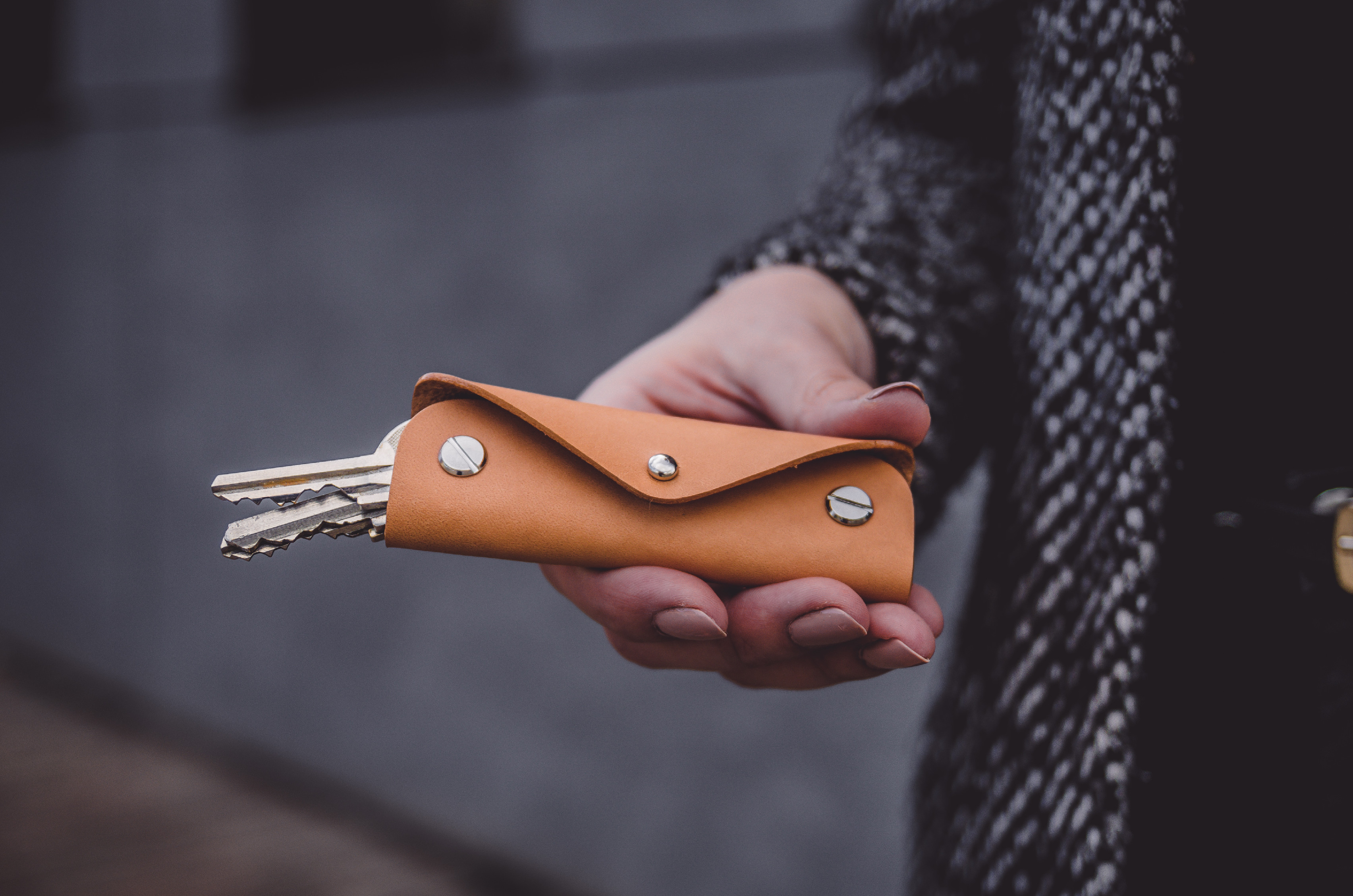 Kožená klíčenka Letter odstín: Natural