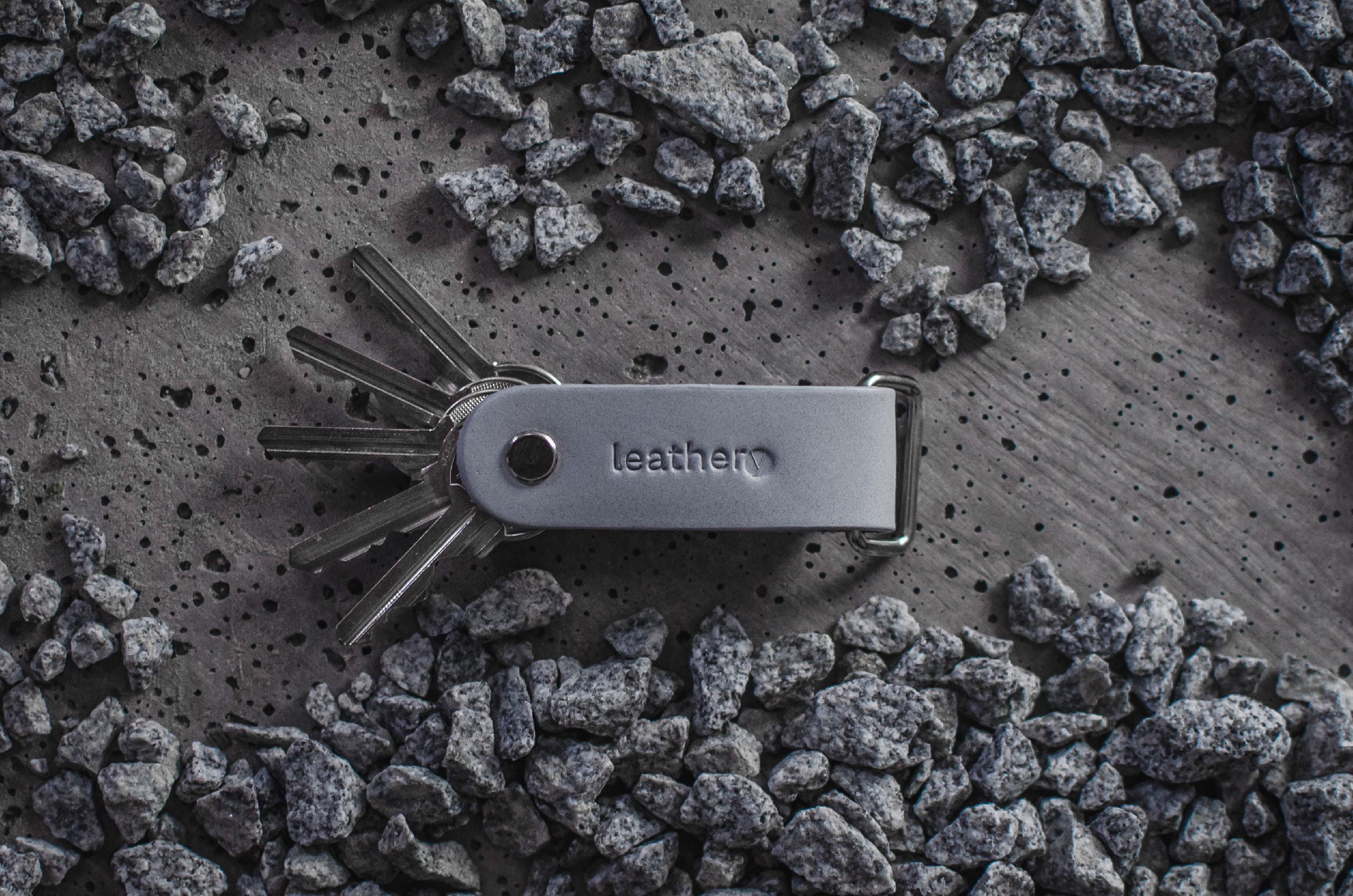 Kožená klíčenka α & Ω odstín: Stone