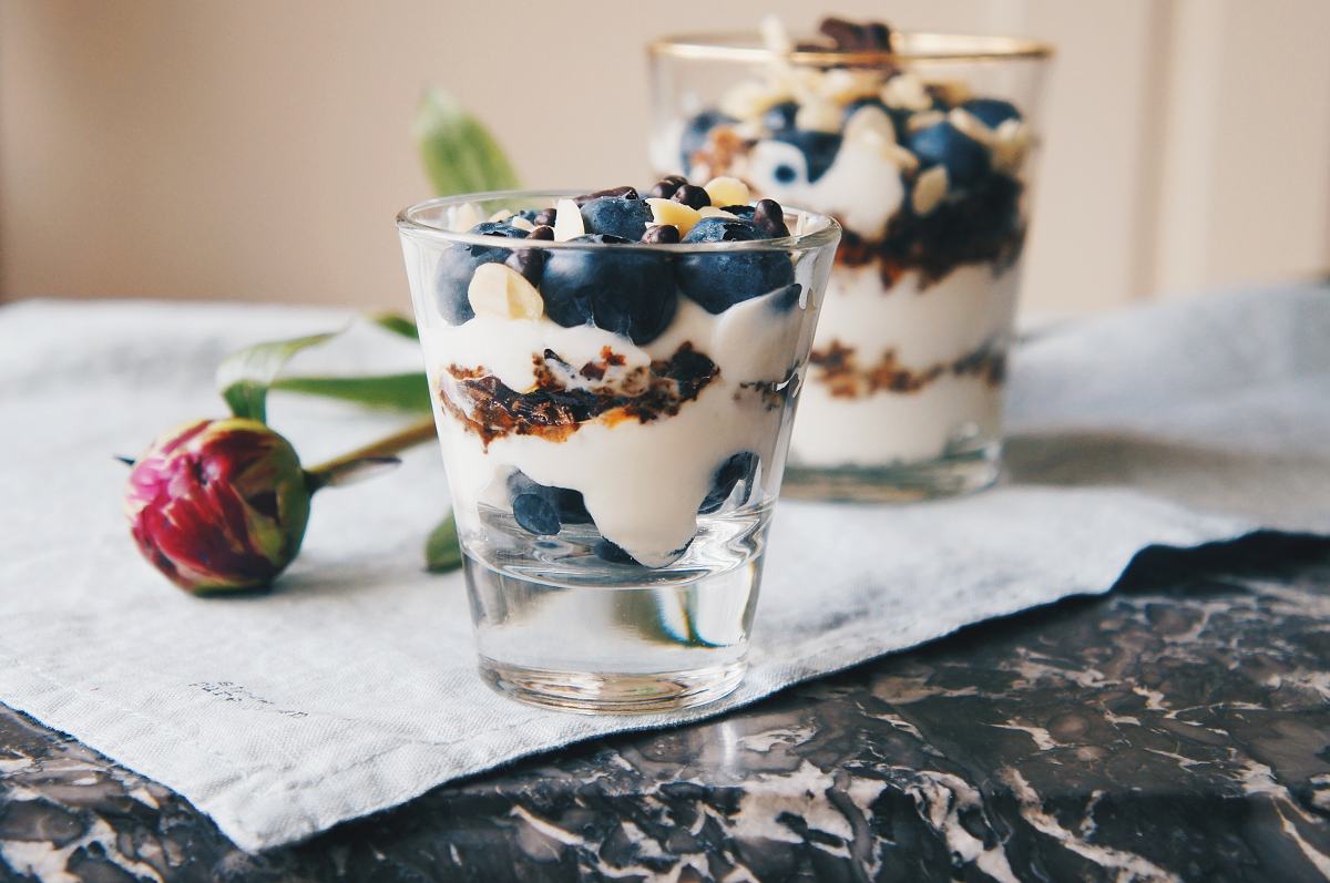 Jogurt s ovocem a čokoládovou granolou