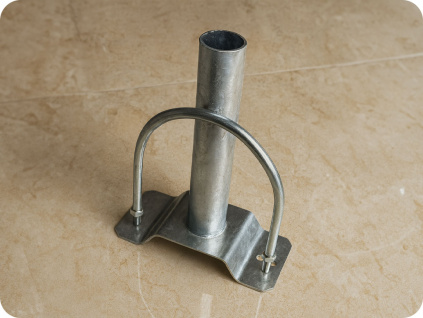 Výložník na betónový stožiar 300mm + spoj. materiál, priemer 48mm, 5°, zinkované [SLB-300,48]