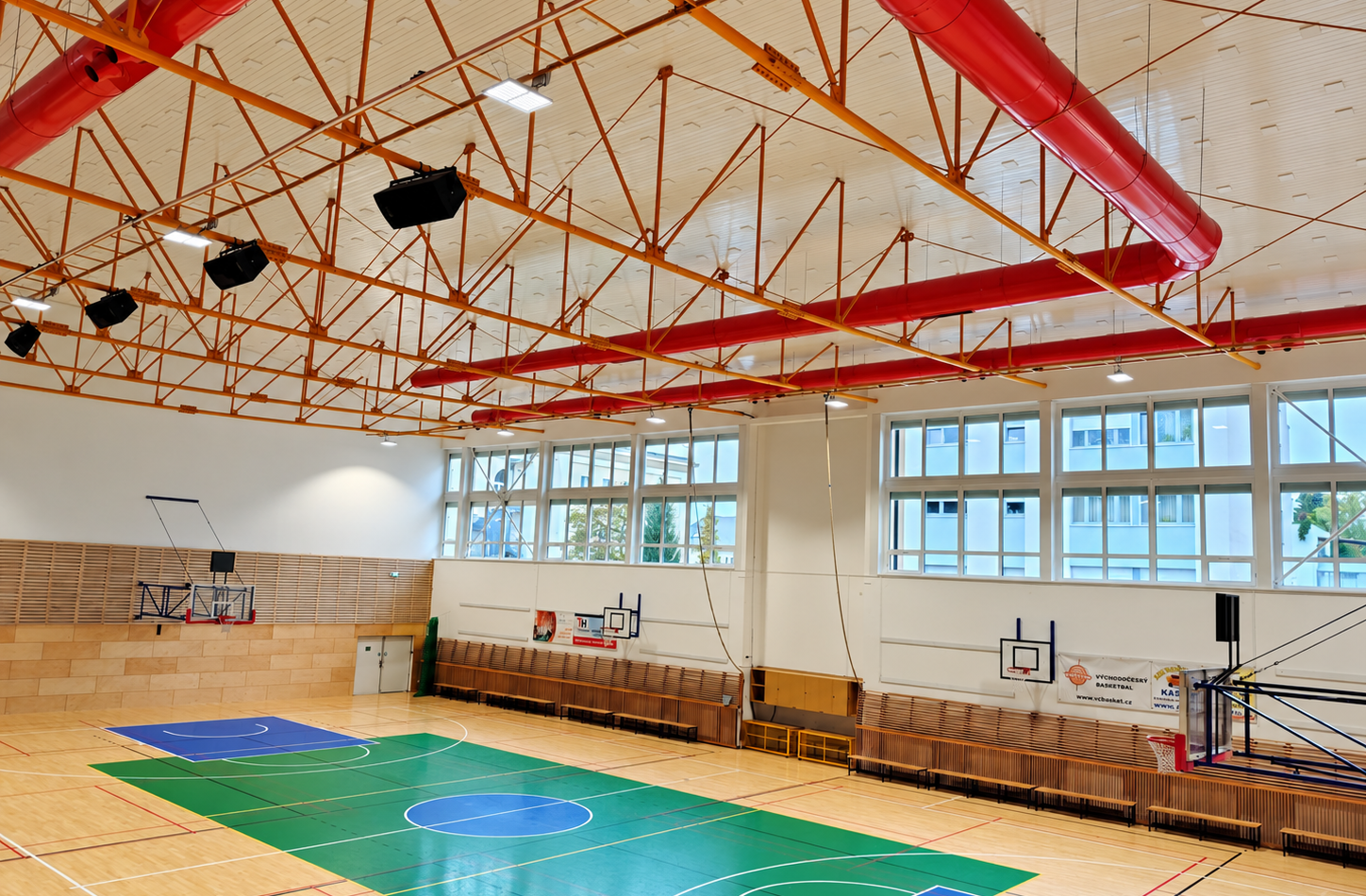 Neue Beleuchtung für eine Schulsporthalle