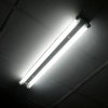 Asamblarea corpului lămpii și a 2 lămpi fluorescente 5
