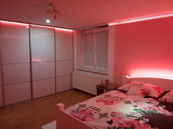 Osvetlenie stropu izby LED pásikom v polystyrénovej lište
