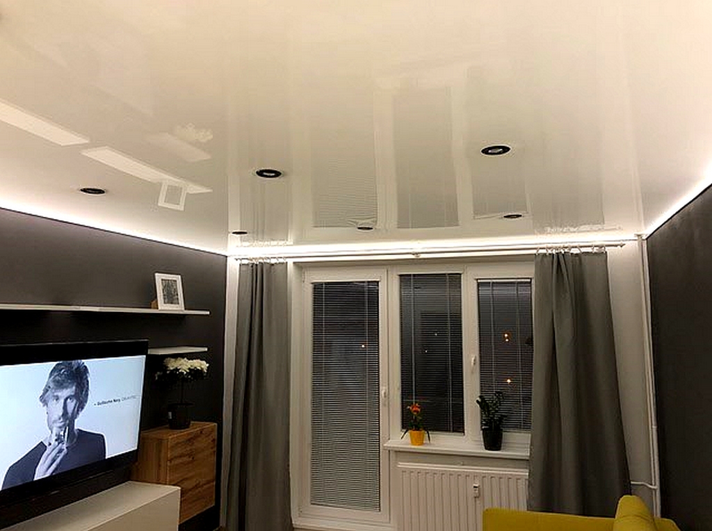 LED osvetlenie stropu s napnutou fóliou a bodovkami — moderné riešenie pre vašu obývačku