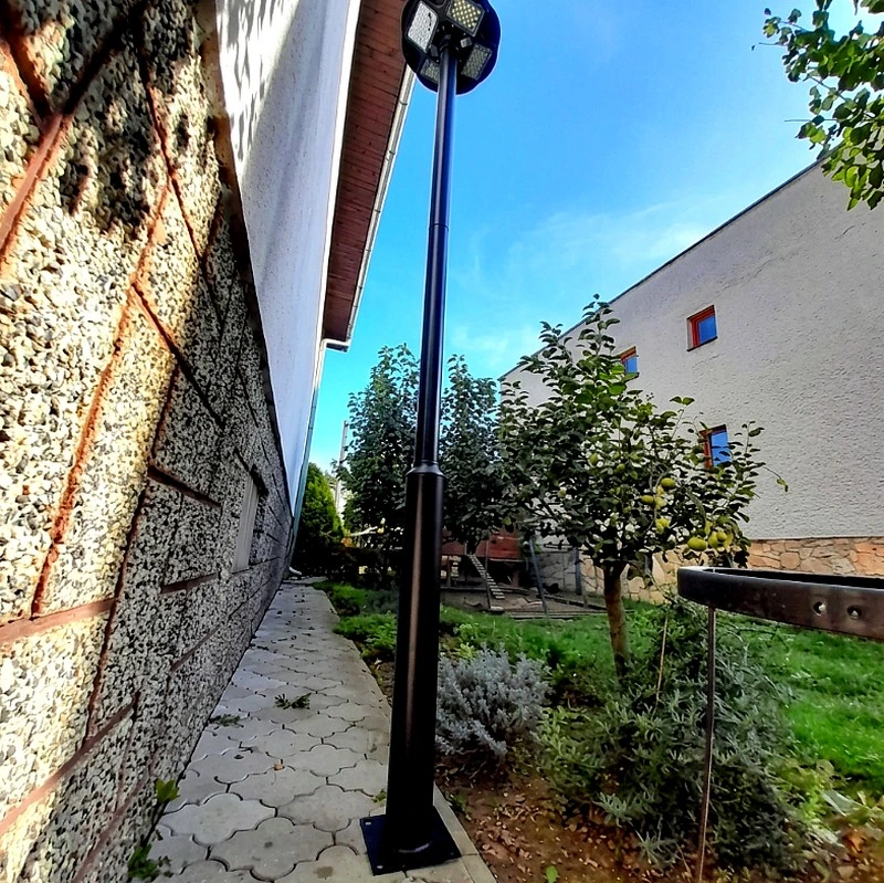 solarna-lampa-na-skladacom-3m-kovovom-stlpe