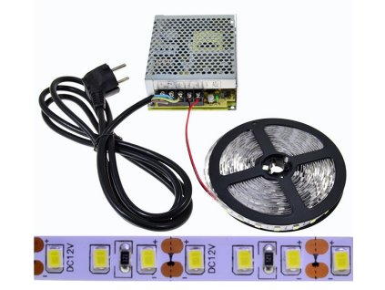 Viacfarebný LED pás 12V, model IP20 – dekoratívne riešenie pre interiér