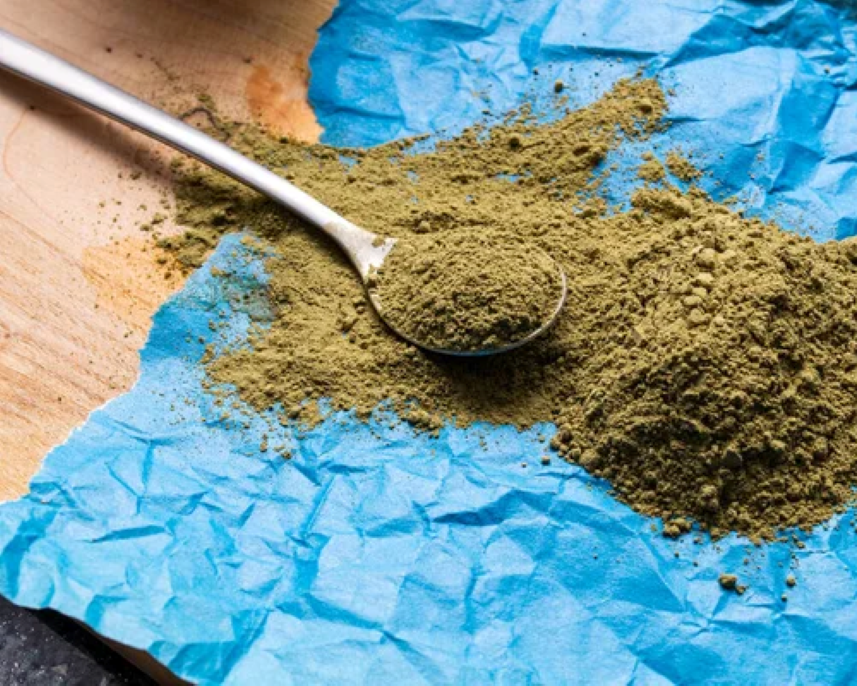 Šňupání kratomu – nebezpečný trend nebo nevinný experiment?