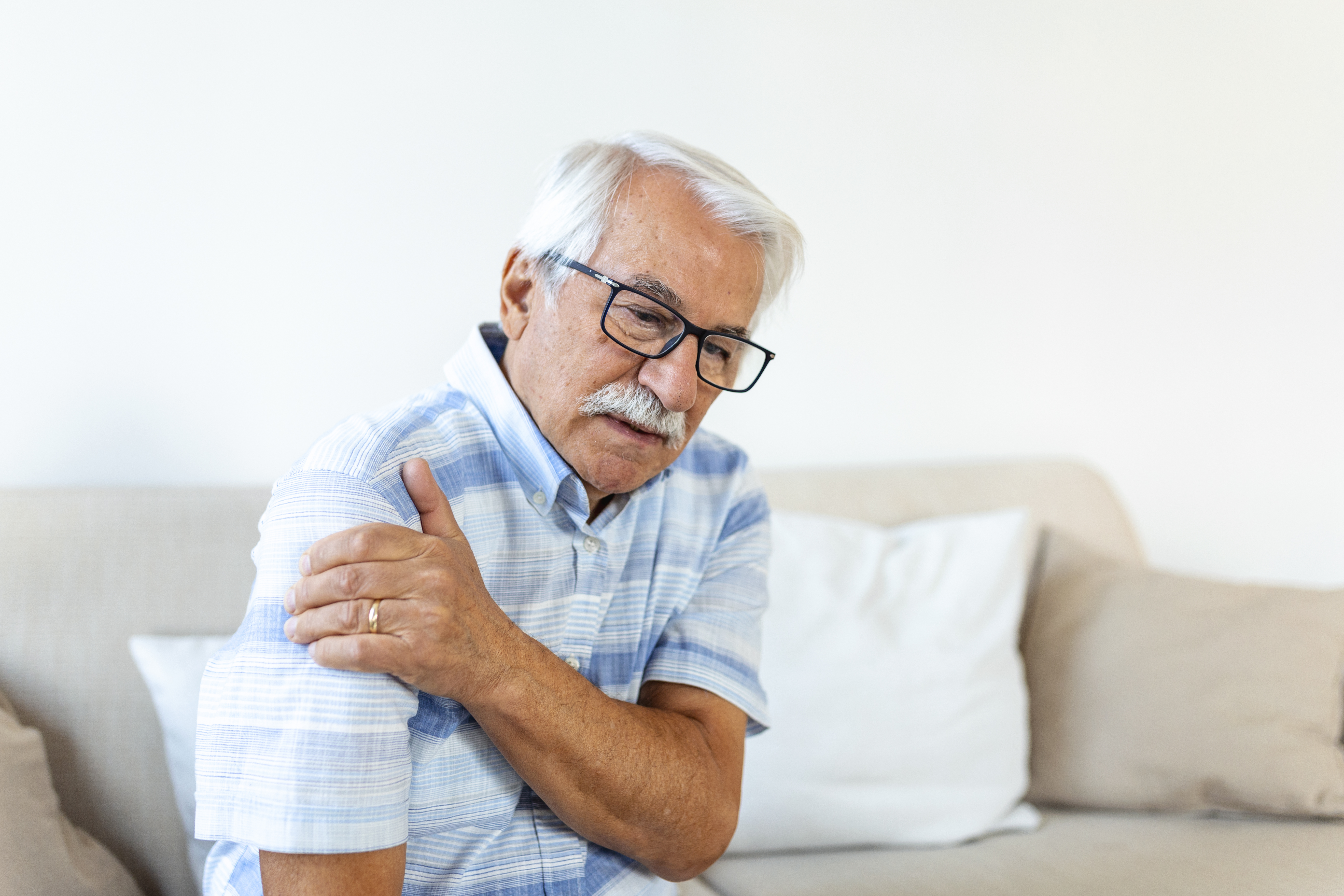 old-senior-man-with-shoulder-pain-upset-senior-elder-man-feel-sudden-back-pain-muscles-ache-tension-injury-home-grandfather-touching-shoulder-having-osteoarthritis-arthritis