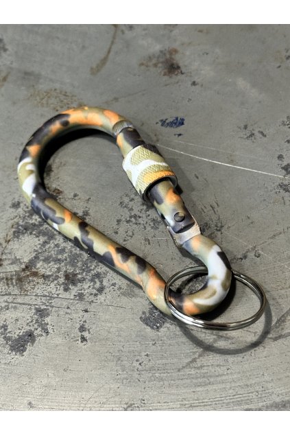 Kovový přívěsek karabina camouflage