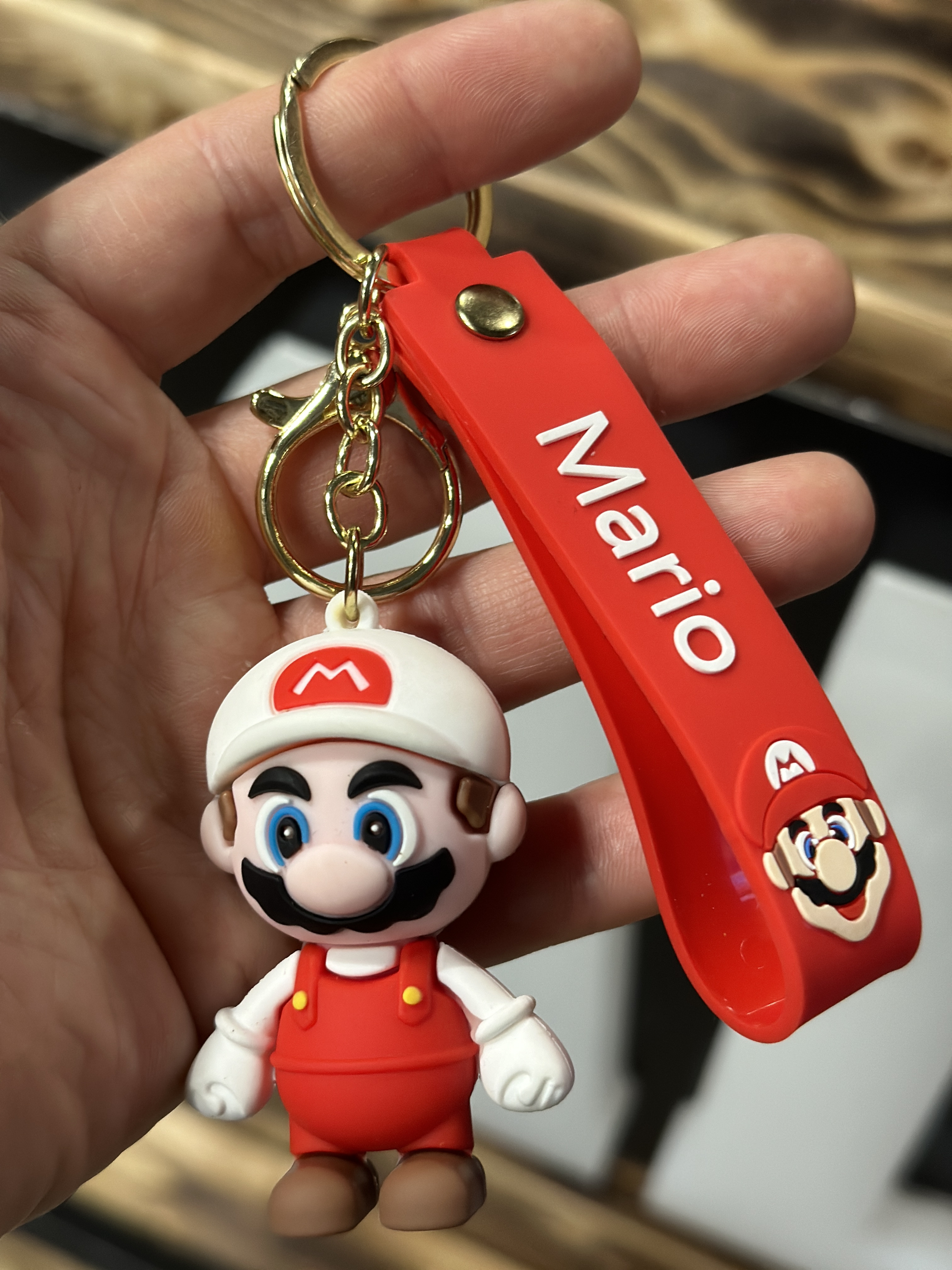 Levně Za pár stovek Stylová klíčenka Mario 05
