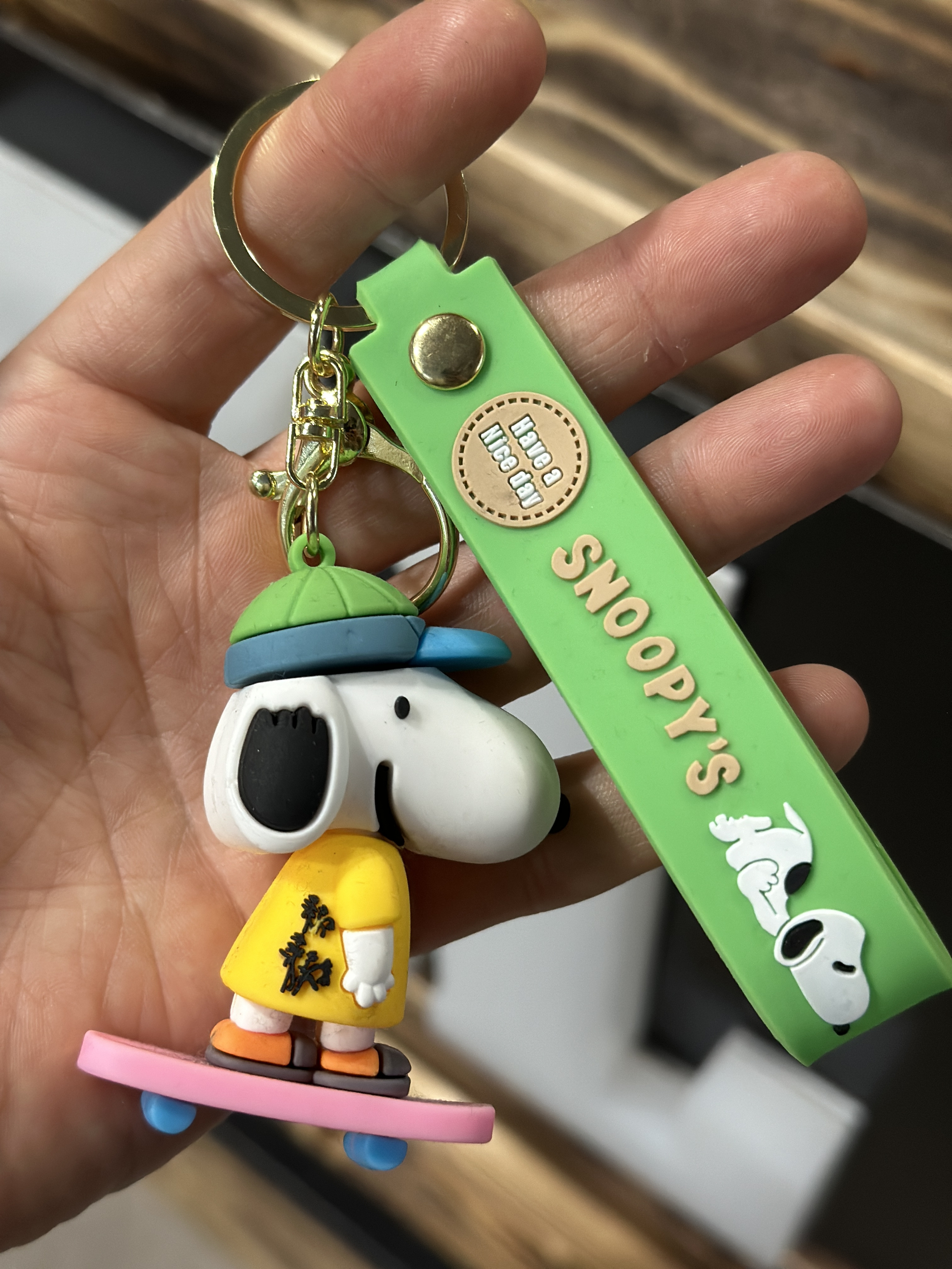 Levně Za pár stovek Stylová klíčenka Chlapec SNOOPY 02