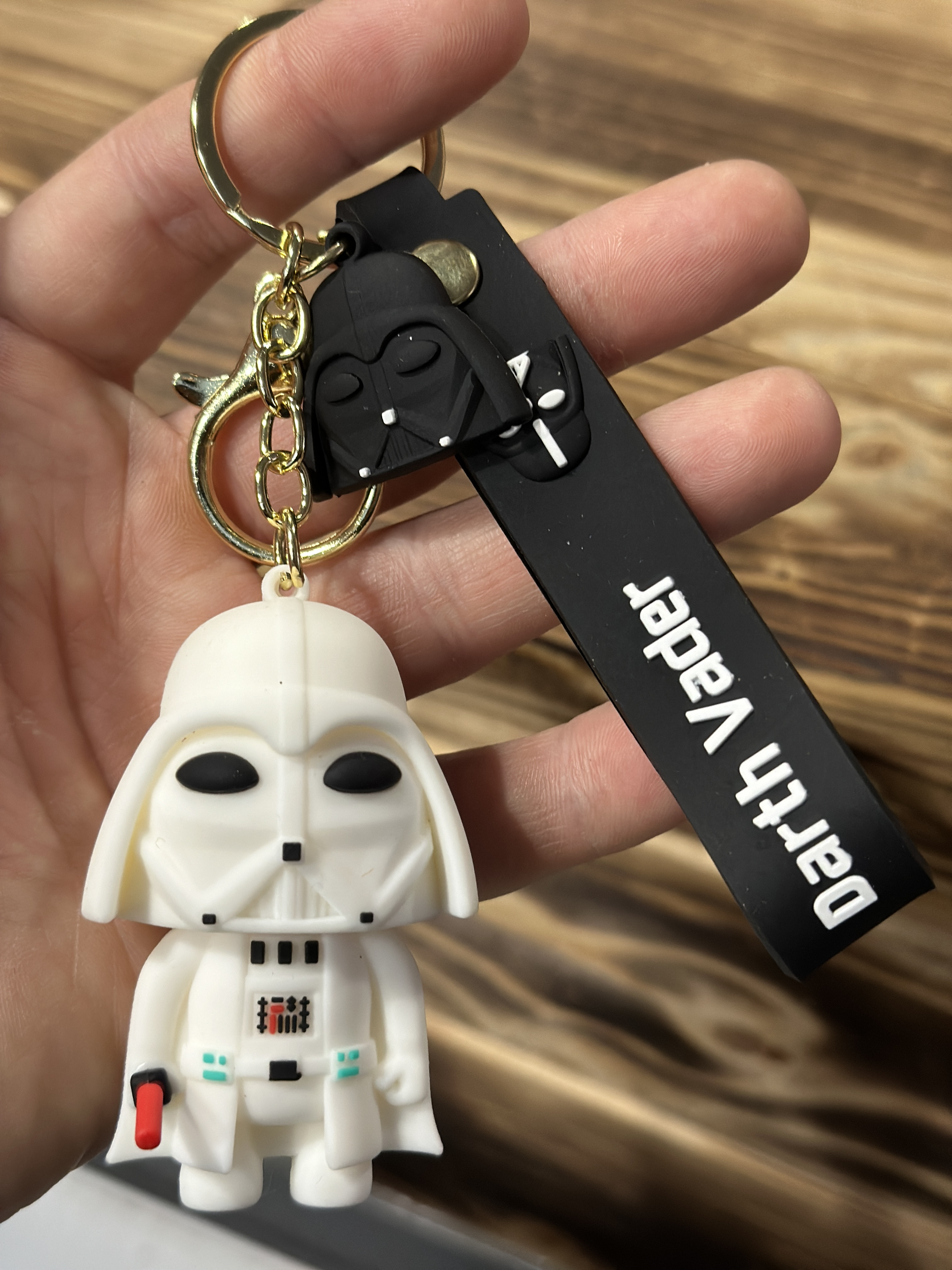 Levně Za pár stovek Stylová klíčenka Darth Vader white