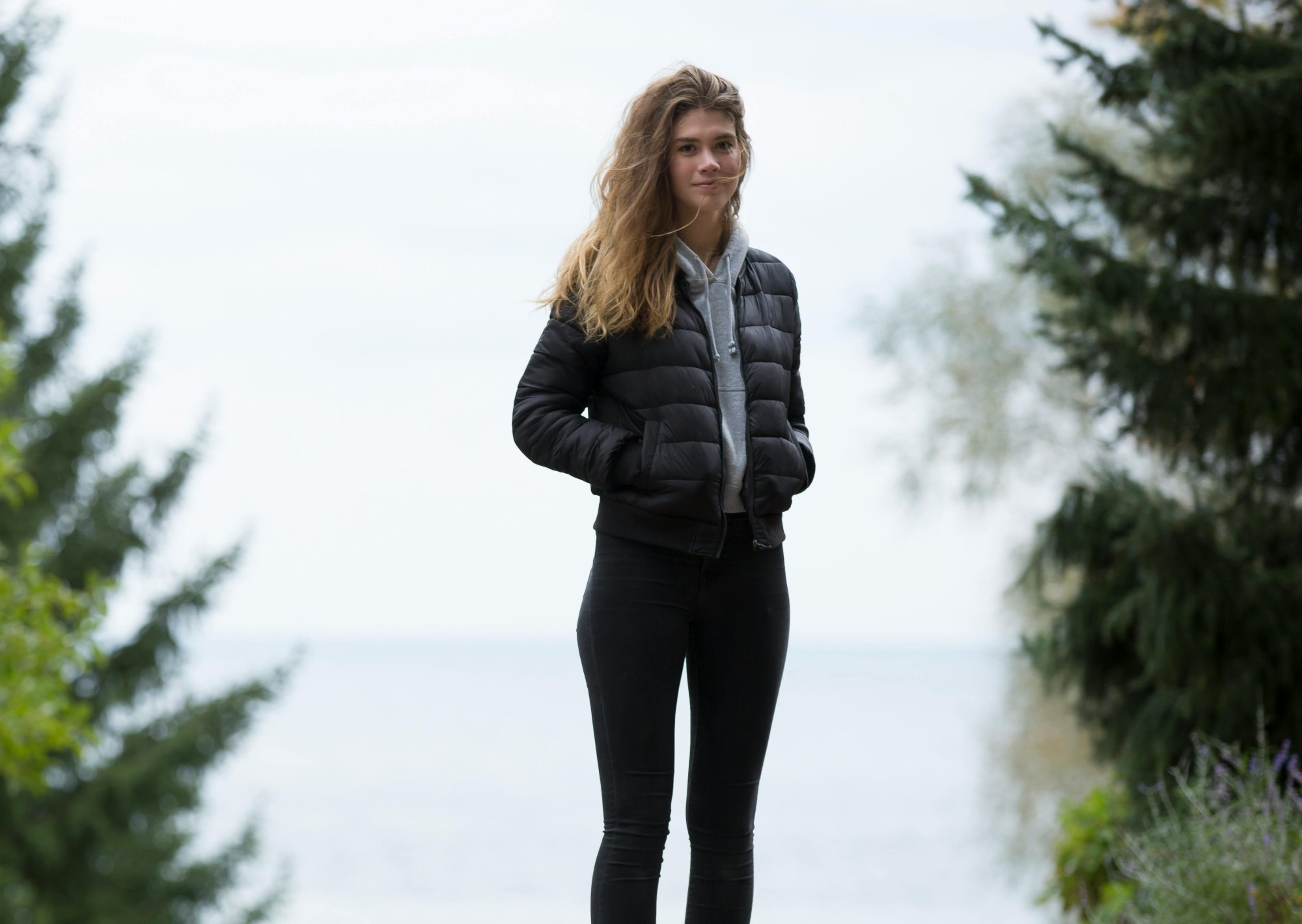 Ako kombinovať legíny s jarnou bundou štýlovo a pohodlne 🌿🖤