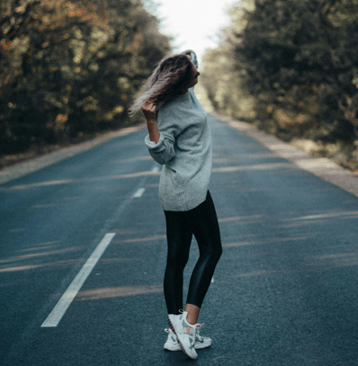 Legíny na každú príležitosť: Ako ich nosiť do mesta, práce aj na tréning